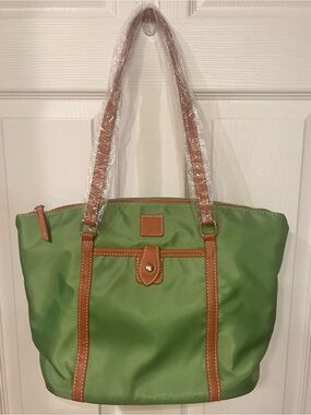 New Vibrant Green Tote Bag with Tan Trim Leather Handles Classic Everyday Carry